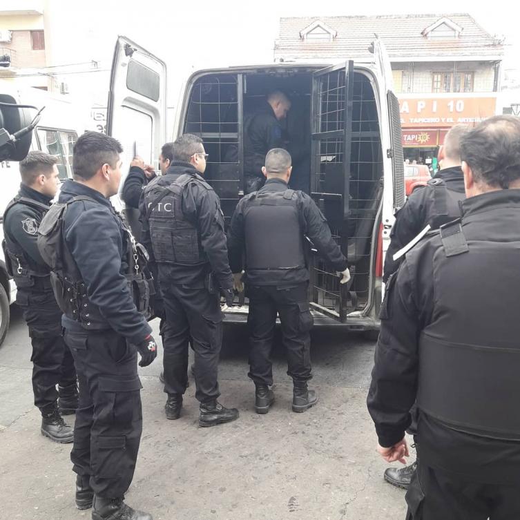 Trasladan detenidos de comisarías al penal de Las Flores