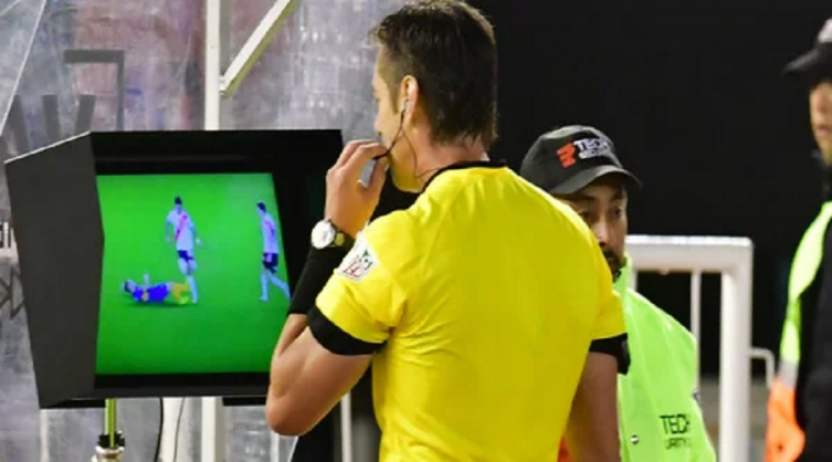 Difunden los audios del VAR de la final de la semifinales de la Libertadores: “¡Confirmo penal del N° 3!”