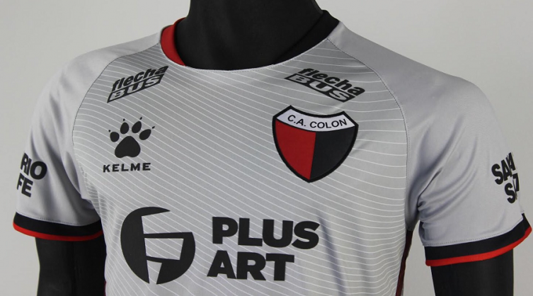 Kelme hizo una aclaración en las redes para los hinchas de Colón