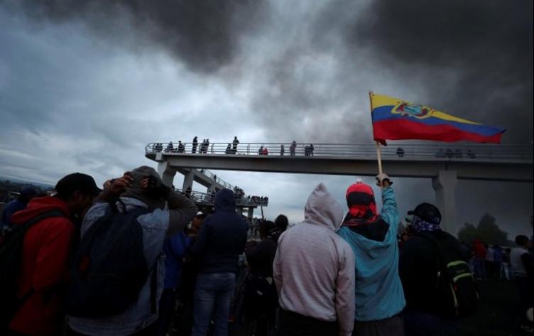 Unos 50 policías y militares de Ecuador siguen retenidos por los indígenas