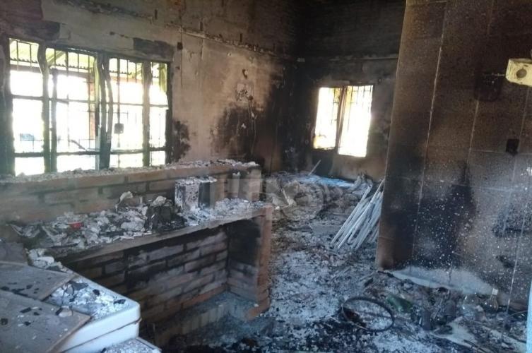 Entraron a robar y prendieron fuego la vivienda