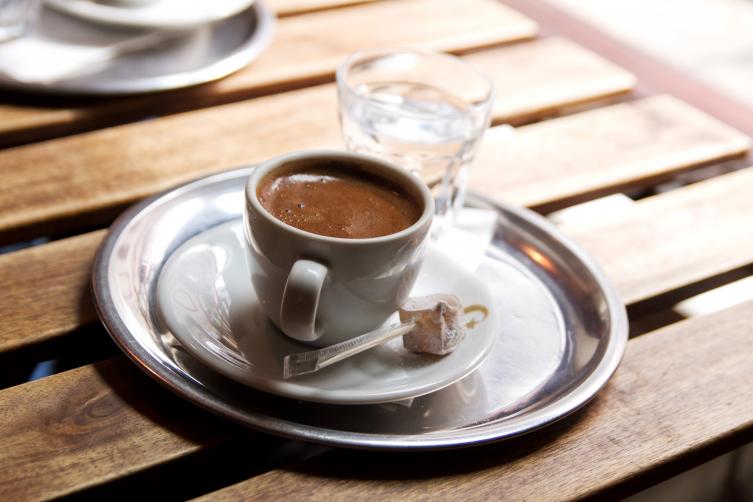 ¿Cuántas tazas de café es recomendable tomar al día?
