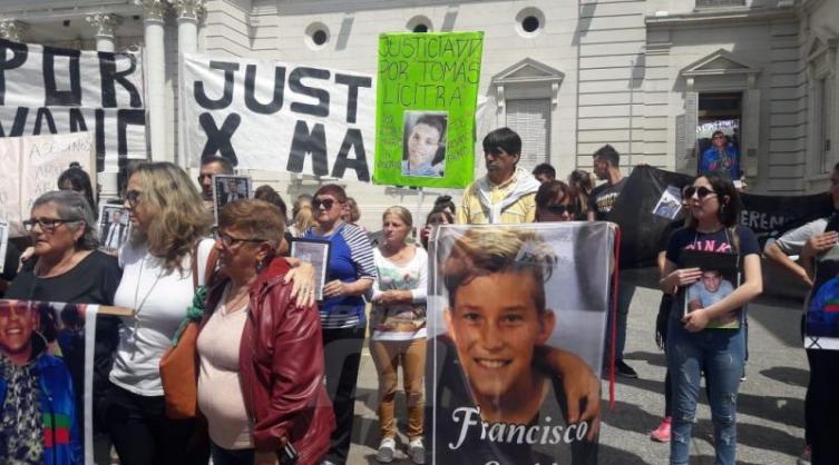 Familiares de víctimas de inseguridad pidieron la renuncia de Pullaro