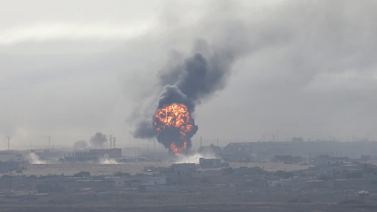 Turquía bombardeó ciudades sirias en la frontera y provocó el éxodo de 100.000 civiles