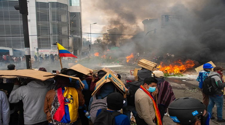 Argentina y Colombia pidieron una “salida institucional” para resolver la crisis en Ecuador