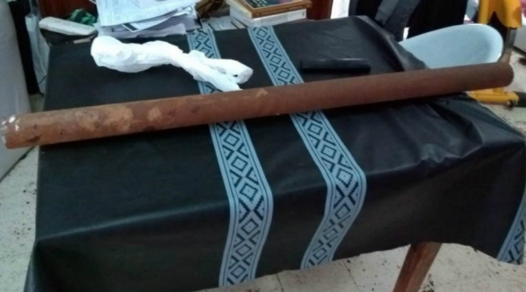 Un juez le retuvo el auto por manejar borracho y lo atacó a mazazos