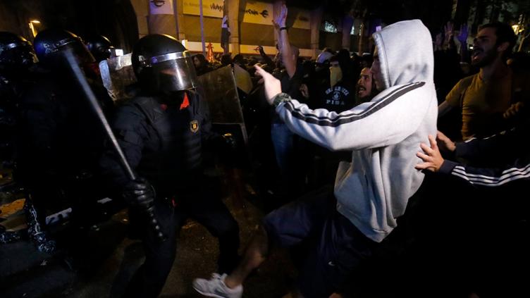 Nuevos enfrentamientos entre manifestantes y policías en Barcelona