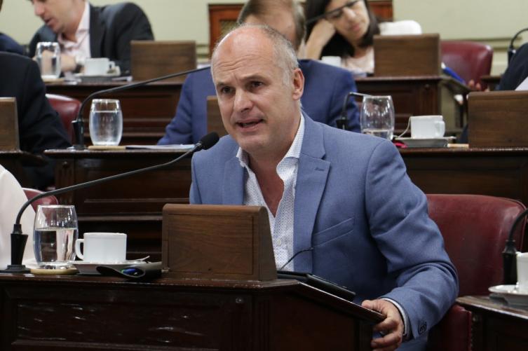 “Hoy las familias tiene que elegir entre pagar la tarjeta o comer”