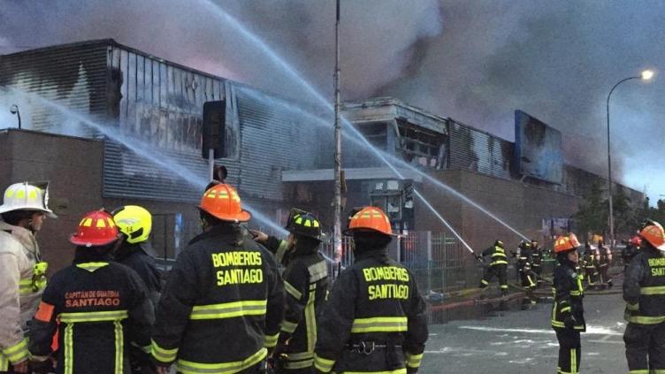 Tres personas murieron durante un incendio en un supermercado saqueado en Santiago