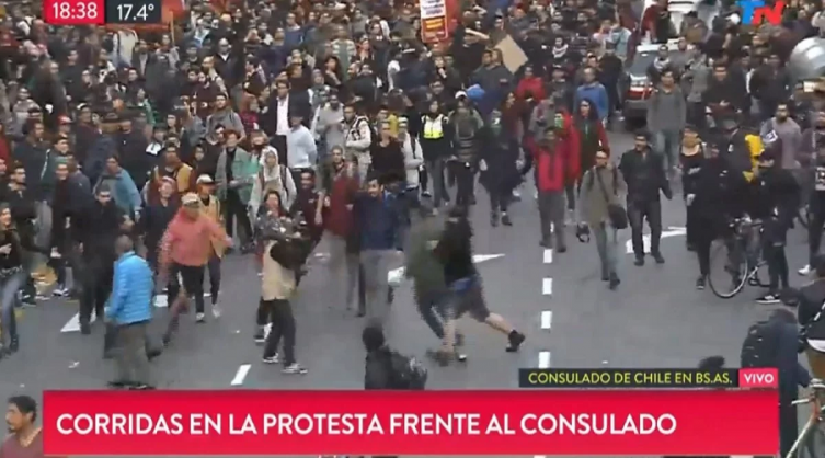 Corridas y piedrazos en una protesta frente al consulado de Chile en Buenos Aires