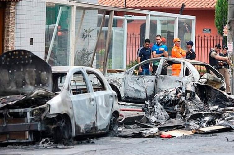 Cayó una avioneta en las calles de Belo Horizonte: al menos tres muertos