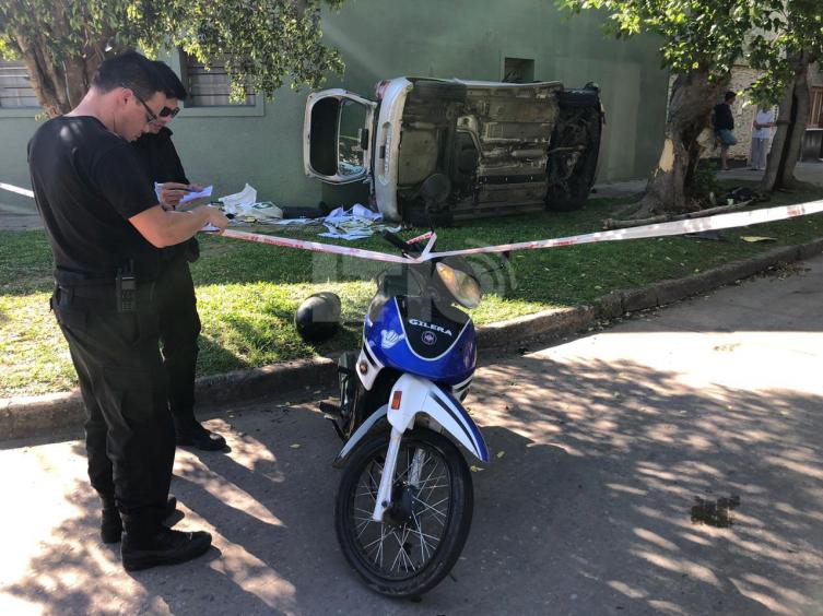 Choque y vuelco en barrio Sargento Cabral