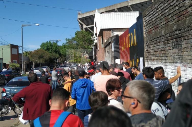 Colón aclaró que no organizó la venta y que nadie se quedará sin entradas