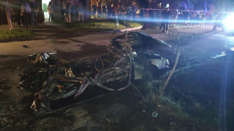 Explotó un auto que incendiaron en barrio Schneider