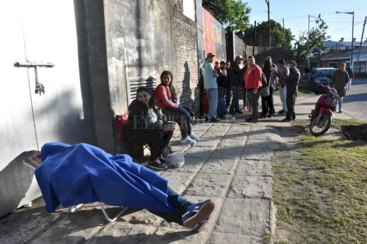 Colón: la fila para canjear las entradas llega hasta el Puente Carretero 