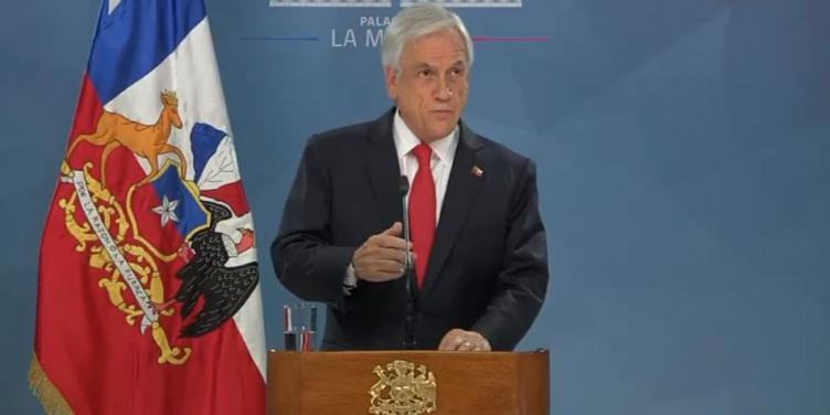 Piñera pidió a los ministros poner a disposición sus cargos