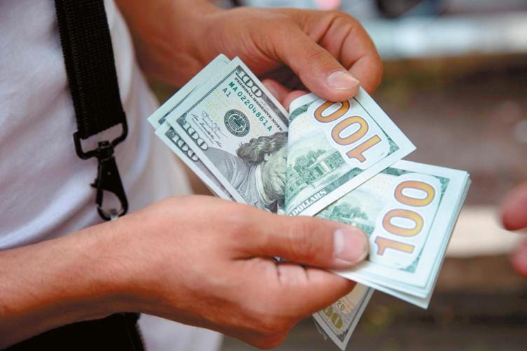 Vuelve el cepo: se podrán comprar sólo 200 dólares por mes