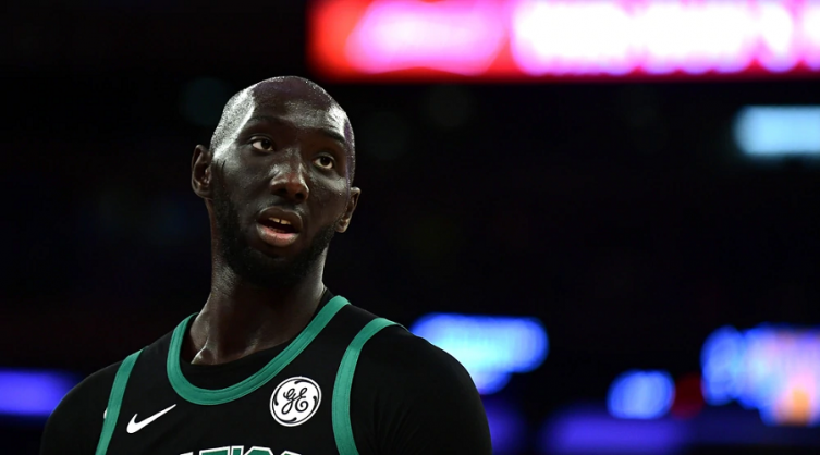 Tacko Fall: el “gigante” de 2,26 metros de la NBA que convierte volcadas sin saltar