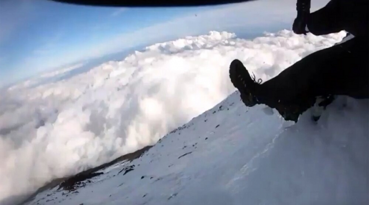 Misterio y angustia en Japón: transmitió en vivo su caída desde el Monte Fuji y desapareció