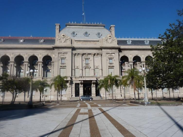 Estatales de la provincia exigen el pago de la cláusula gatillo