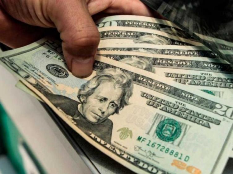 Cepo: restringen a 50 dólares los adelantos con tarjeta en el exterior