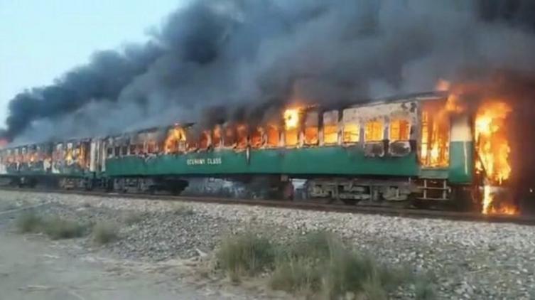 Pakistán: al menos 73 muertos por la explosión de una garrafa en un tren