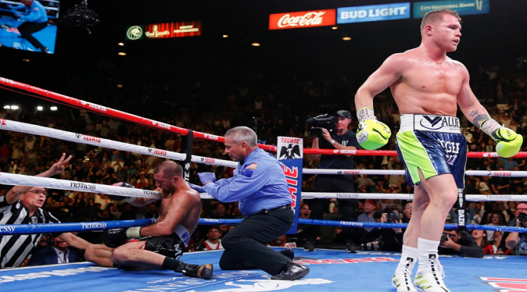 El impactante nocaut con el que Canelo Álvarez se consagró campeón ante Kovalev y paralizó al estadio