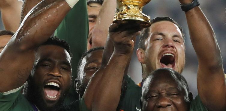 Siya Kolisi levanta la Copa Webb Ellis en Japón y da una nueva señal al mundo