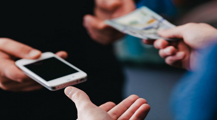 Así debes proteger tus datos personales si vendes tu móvil, según un experto