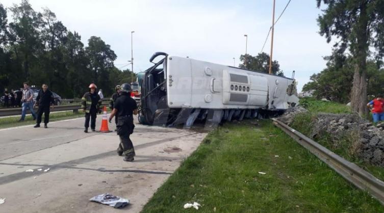 Volcó un colectivo en la Av. Mar Argentino