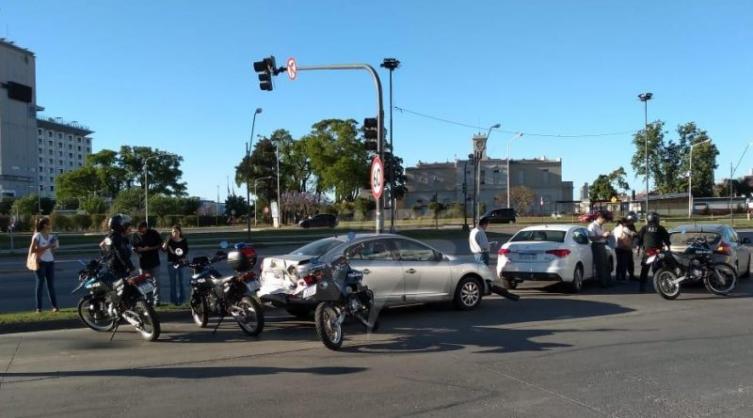 “Motochorros” causaron un choque en cadena sobre Av. Alem