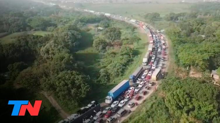 La caravana de Colón a Paraguay: salieron 350 micros desde Santa Fe y la frontera está colapsada
