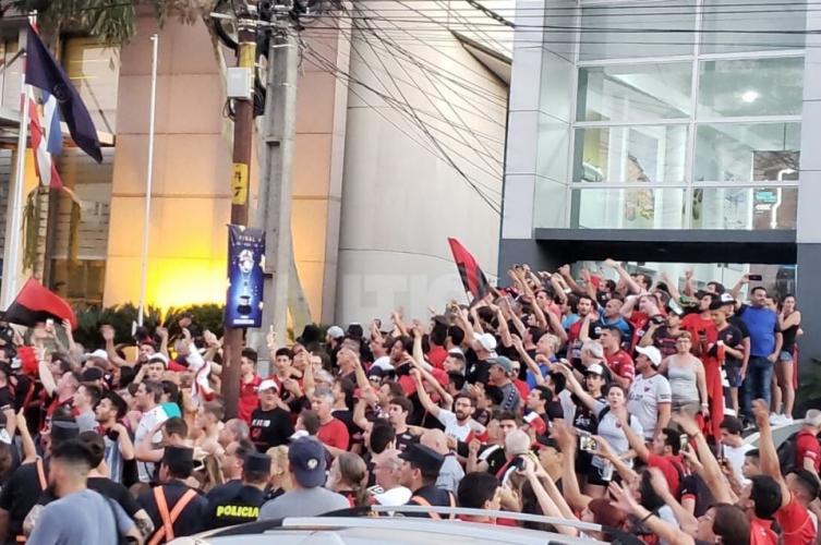 Los hinchas de Colón hicieron temblar a Asunción con un emotivo banderazo