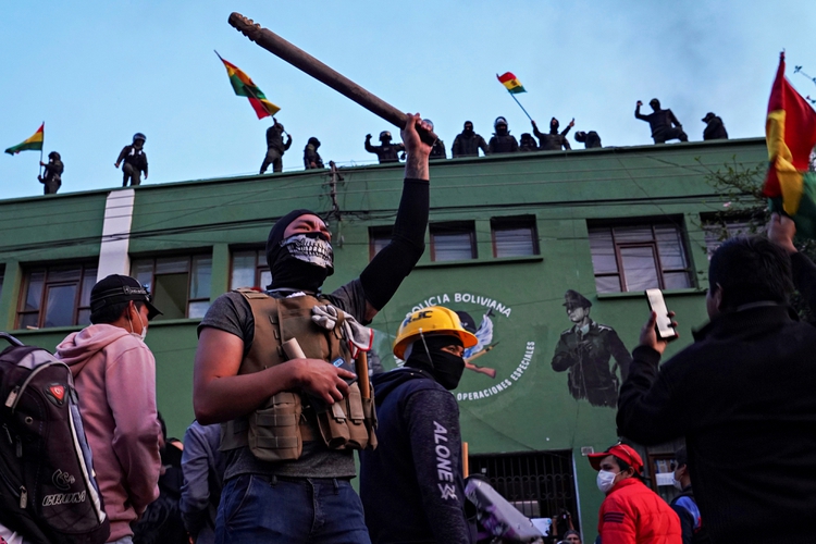 Bolivia: motín de policías en Santa Cruz, Sucre, Tarija y Cochabamba en rechazo al gobierno de Evo Morales