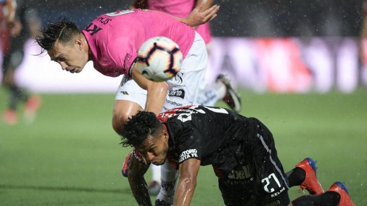 Cuando Colón pierde con Independiente del Valle, el partido está parado por la lluvia