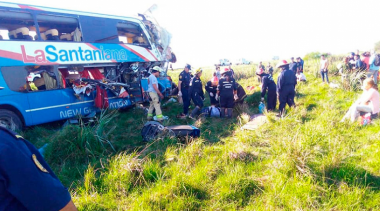 Cinco muertos por un choque entre un colectivo y un camión