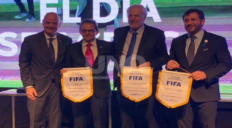 Opinó el presidente de la Fifa sobre la hinchada de Colón