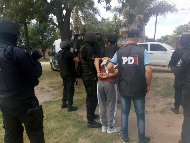 Tres detenidos por robos calificados y secuestró armas y droga