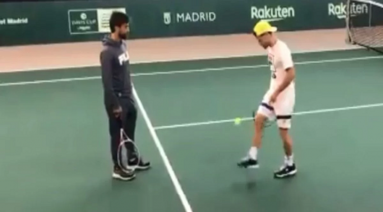 Schwartzman deslumbró a todos en Madrid con sus habilidades para hacer jueguitos con una pelotita