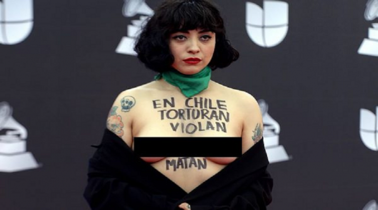 Latin Grammy: el topless de la cantante Mon Laferte para dejar un fuerte mensaje sobre Chile