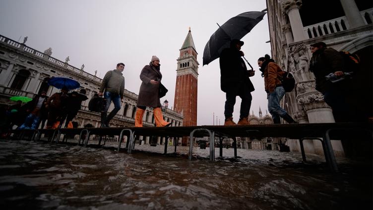 Venecia comienza a volver a la normalidad tras su peor inundación
