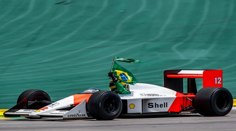 Emoción, nostalgia y gloria eterna: el primer auto con el que Senna fue campeón volvió a girar en Brasil