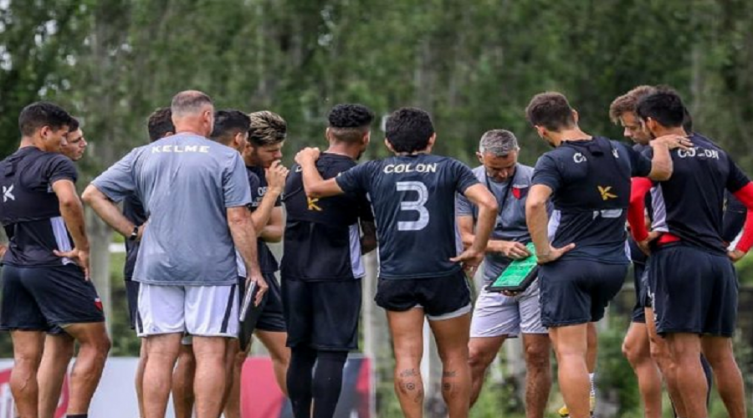 Lavallén con un cambio sorpresa planificando el partido ante el Pincha