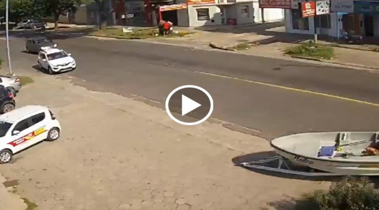 Se desenganchó una lancha y chocó contra un auto estacionado 