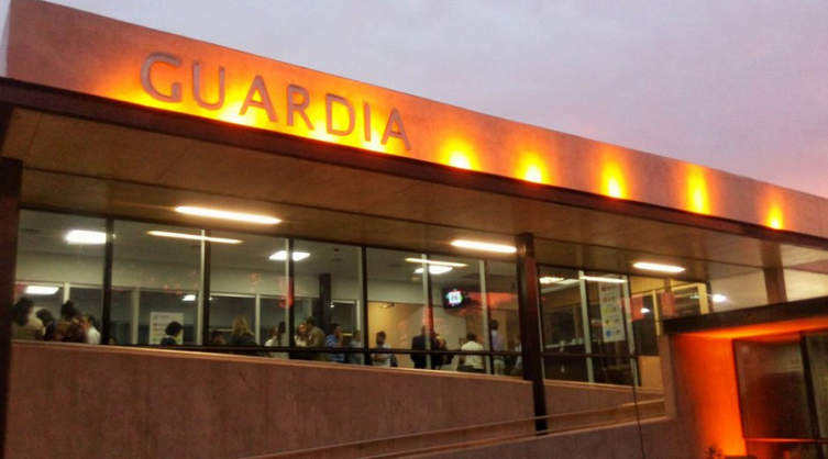 Se encuentra al borde de la muerte por recibir cuatro balazos