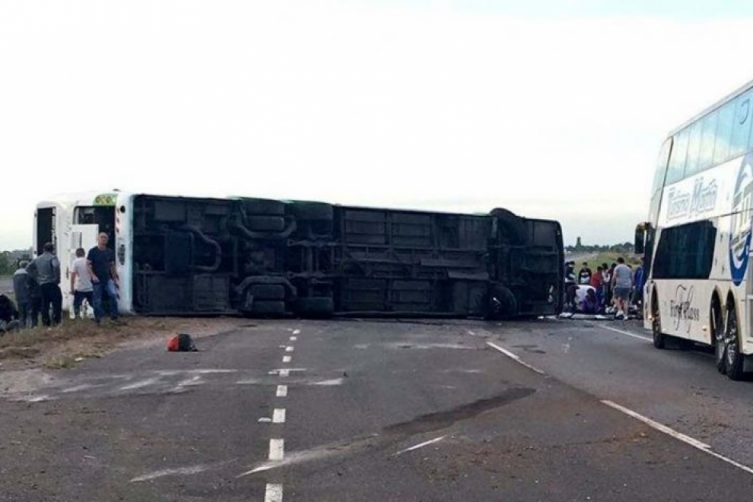 Volcó un micro con estudiantes en la Ruta 2: dos niñas muertas