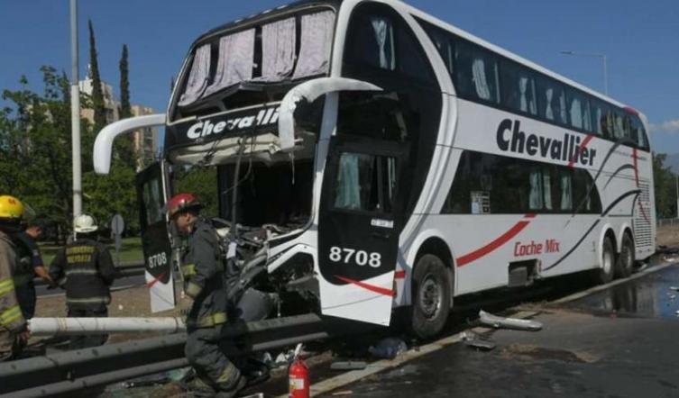 Mendoza: Chocó un micro de dos pisos con jubilados que iban a Córdoba