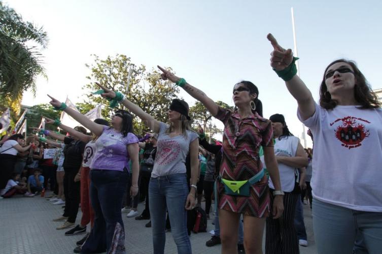 Masiva marcha contra la violencia de género