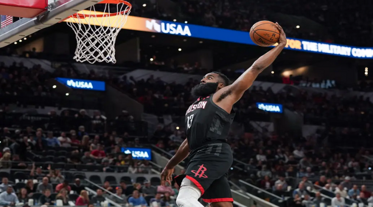 NBA: los árbitros no convalidan una volcada de James Harden y Houston pierde por 135-133 con San Antonio