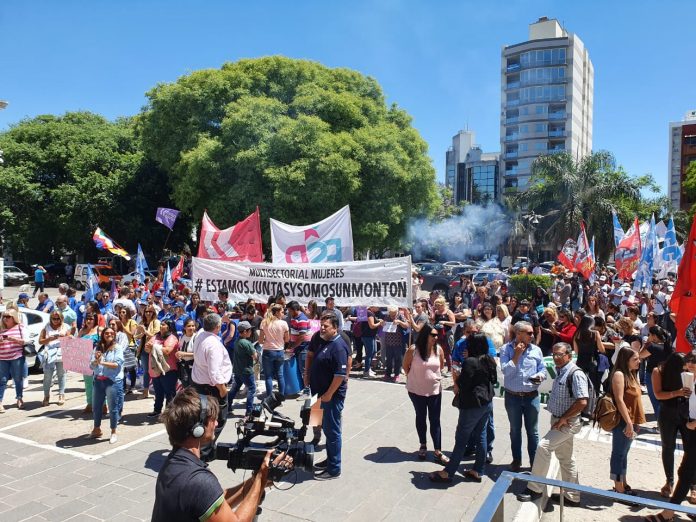 Juran los diputados y hay múltiples manifestaciones 